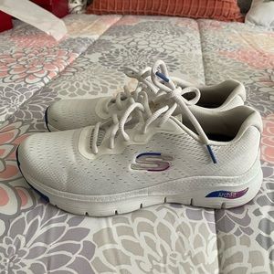 White Skechers tennis shoes